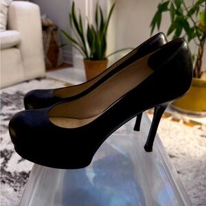 Yves Saint Laurent Tribute Pump Size 8 in excellent condition